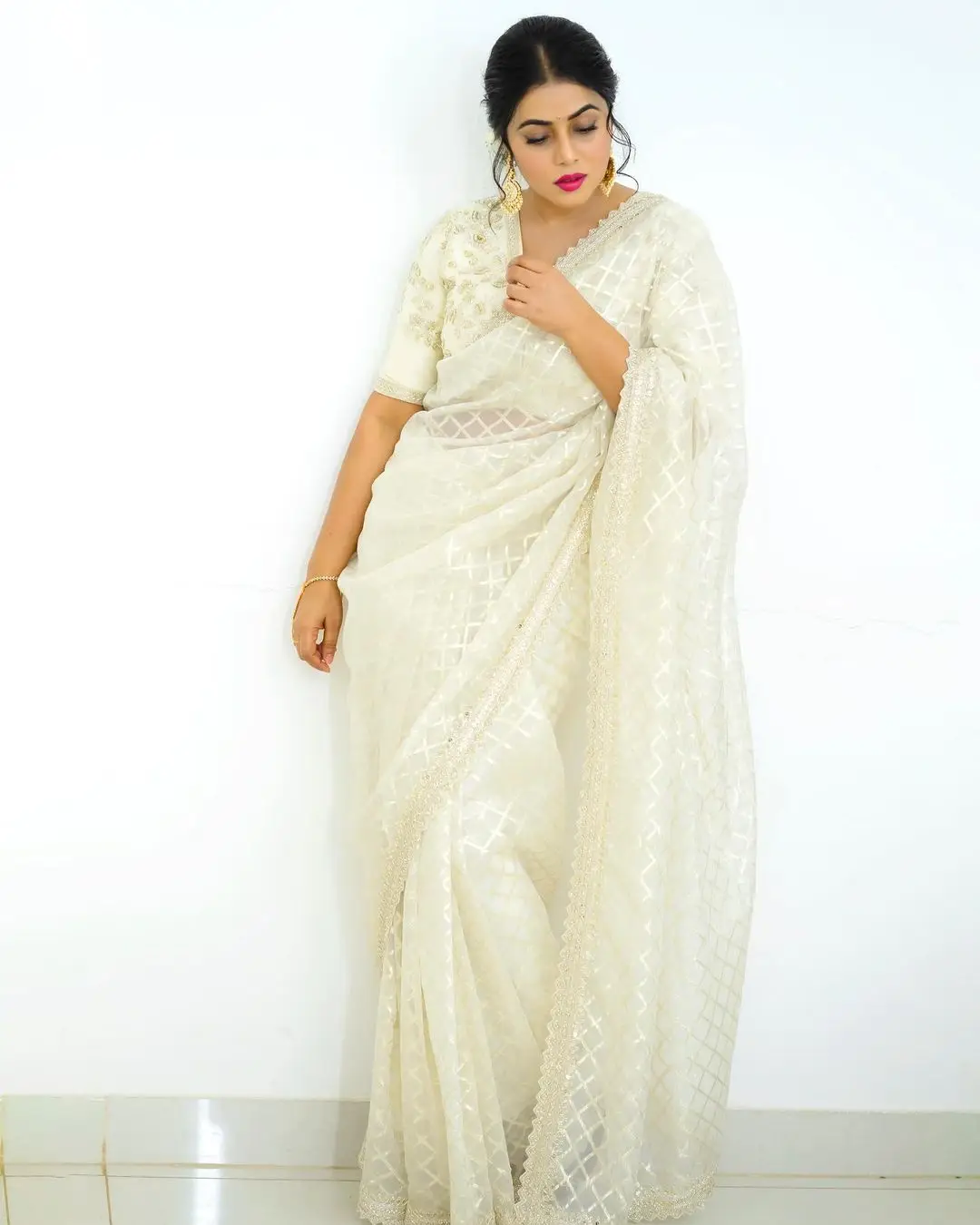 SHAMNA KASIM WEARING BEAUTIFUL EARRINGS WHITE DESIGNER SAREE 2